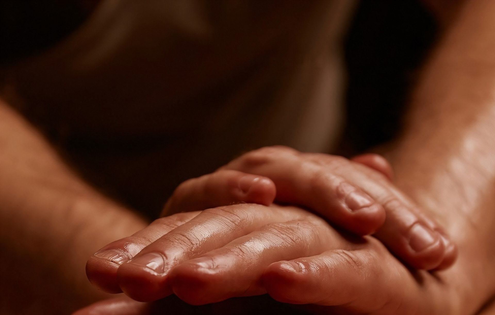 Mains expertes lors d’un massage