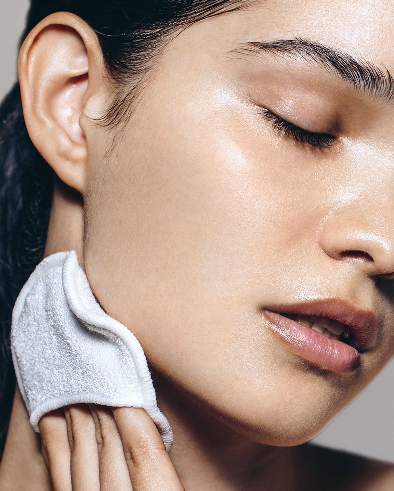 Peau lumineuse après un soin du visage chez OPAAL Beauty Club